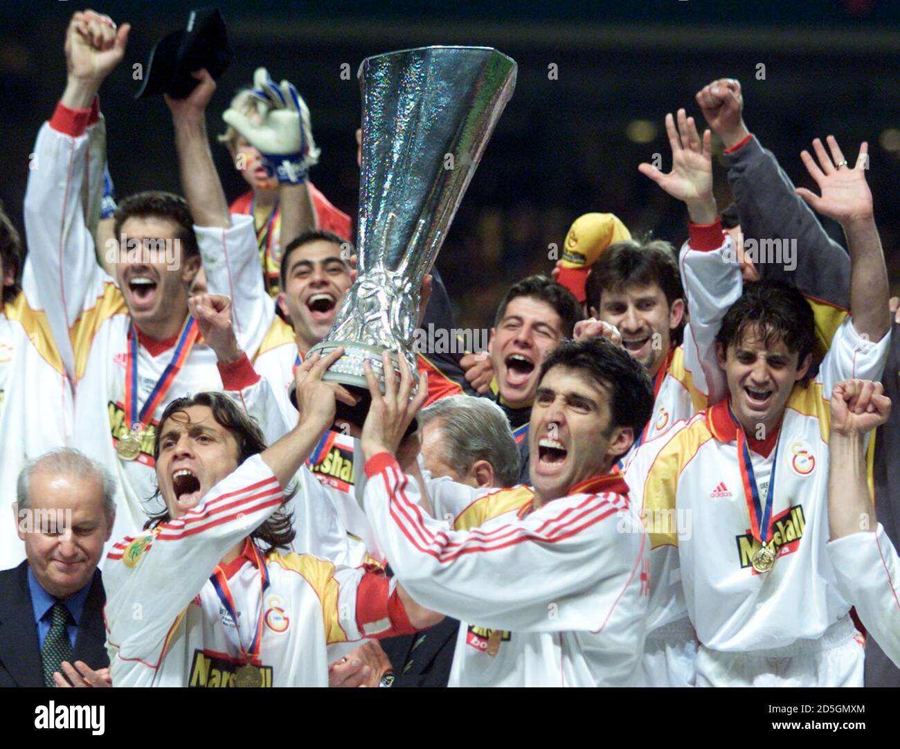 Galatasaray's Hakan Sukur (2R lower) holds the UEFA Cup as Galatasaray  celebrate winning the UEFA Cup against Arsenal in Copenhagen's Parken  stadium May 17. Galatasaray won 4-1 on penalties. KM Stock Photo - Alamy