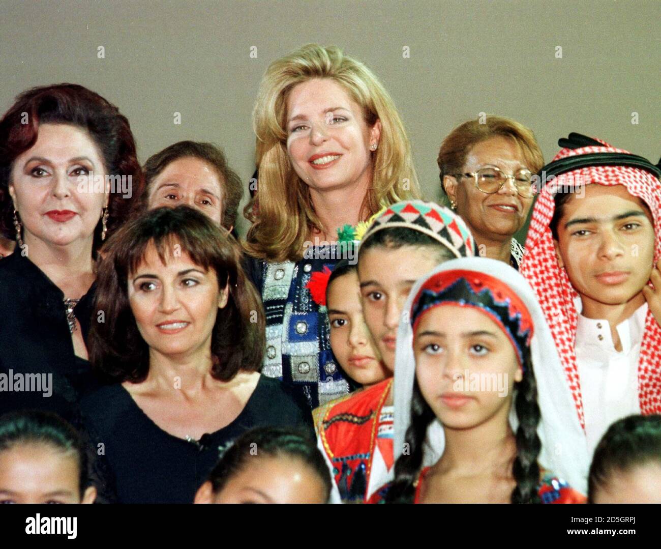 Arco iris Cerdito Entretener Queen Noor, widow of the late King Hussein, poses for a family photo with  Arab children at the opening ceremony of the 19th Arab Children's Congress  in Amman July 19. This year's