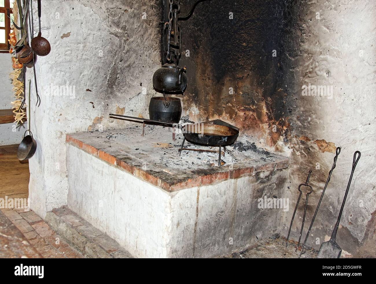 18th century kitchen, cooking over hot coals, black iron pots, old utensils,  blackened wall, whitewashed hearth, historic, Hans Herr House, Pennsylva  Stock Photo - Alamy