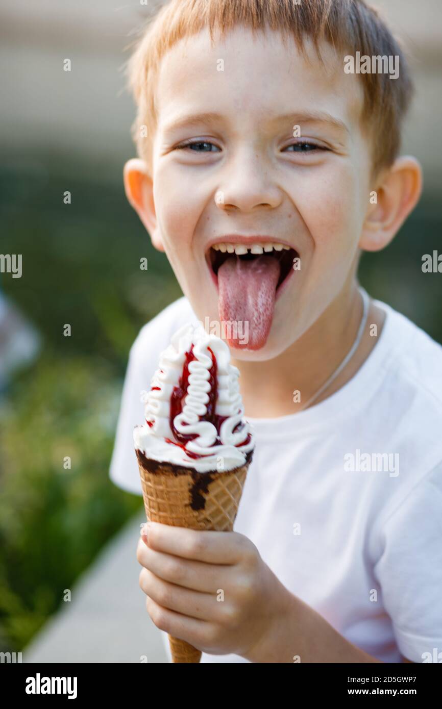 Children eat ice cream in the park Stock Photo Alamy