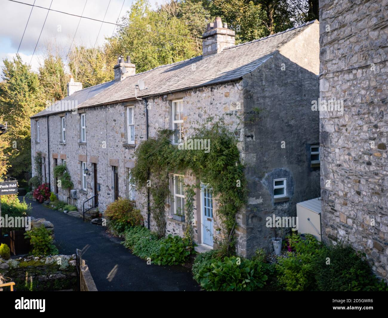 08.09.2020 Ingleton, North Yorkshire, UK.  Row of cottages in Ingleton. Ingleton is a village and civil parish in the Craven district of North Yorkshi Stock Photo
