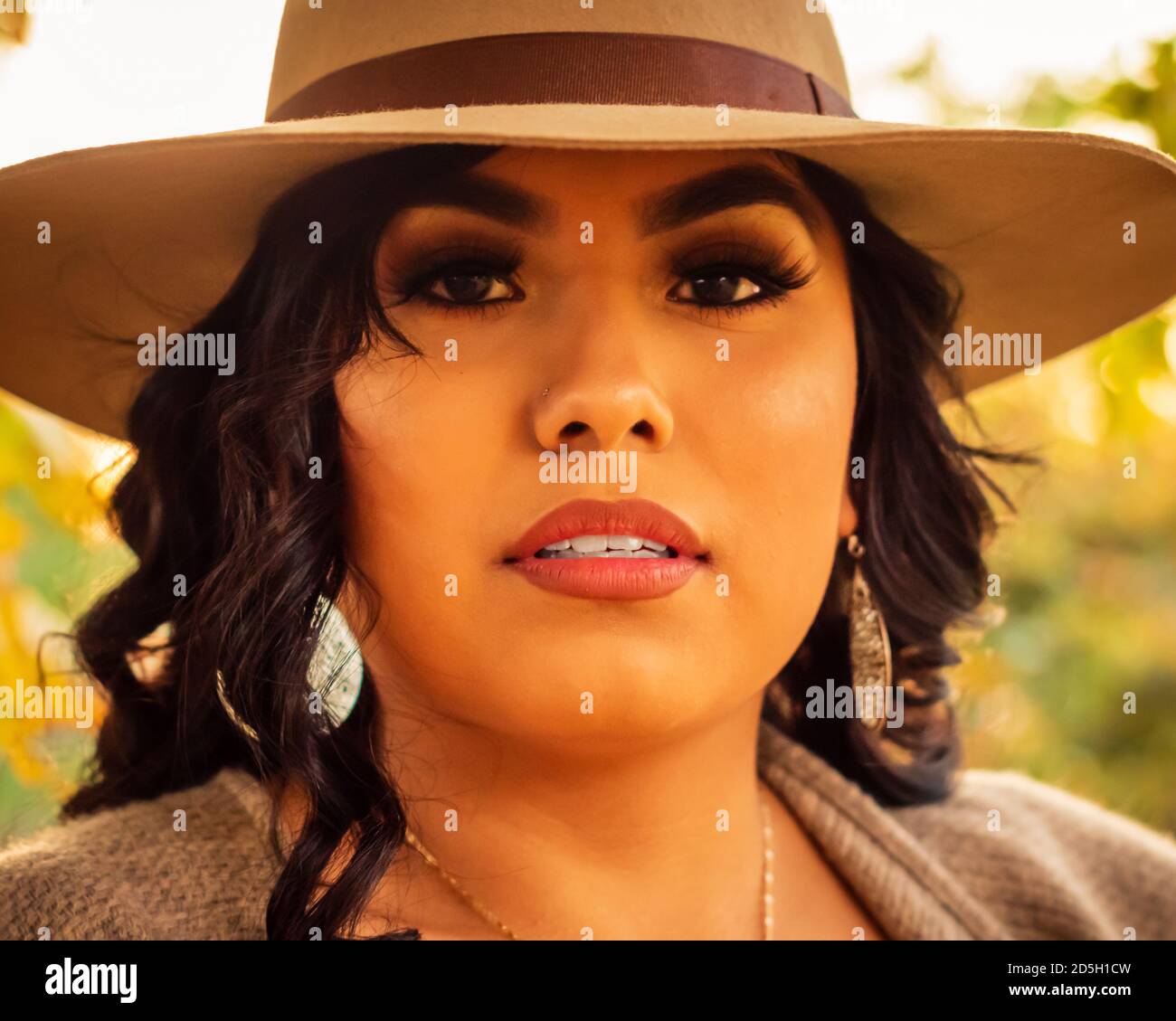 Woman wearing sombrero hi-res stock photography and images - Alamy