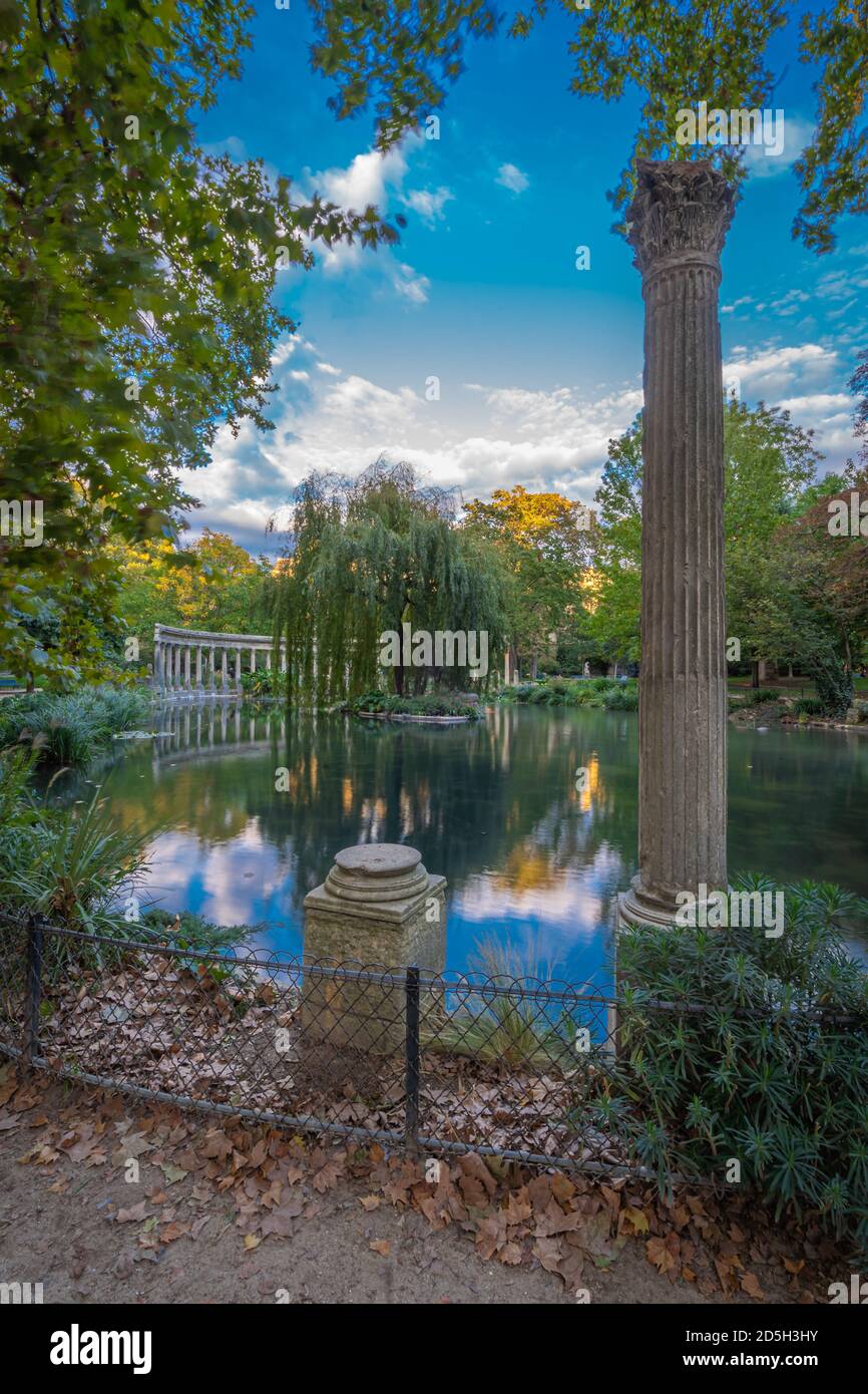 Paris, France - 10 11 2020: Golden hour in Parc Monceau in autumn. Oval basin bordered by a Corinthian colonnade Stock Photo