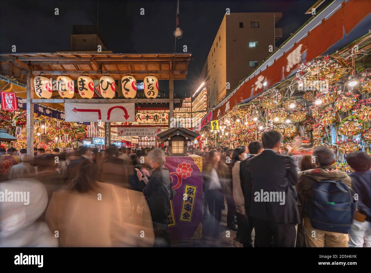 asakusa, japan - november 08 2019: Wide view of the Tori-no-Ichi Fair in Ootori shrine where the crowd which stand in line for make a wish is surround Stock Photo
