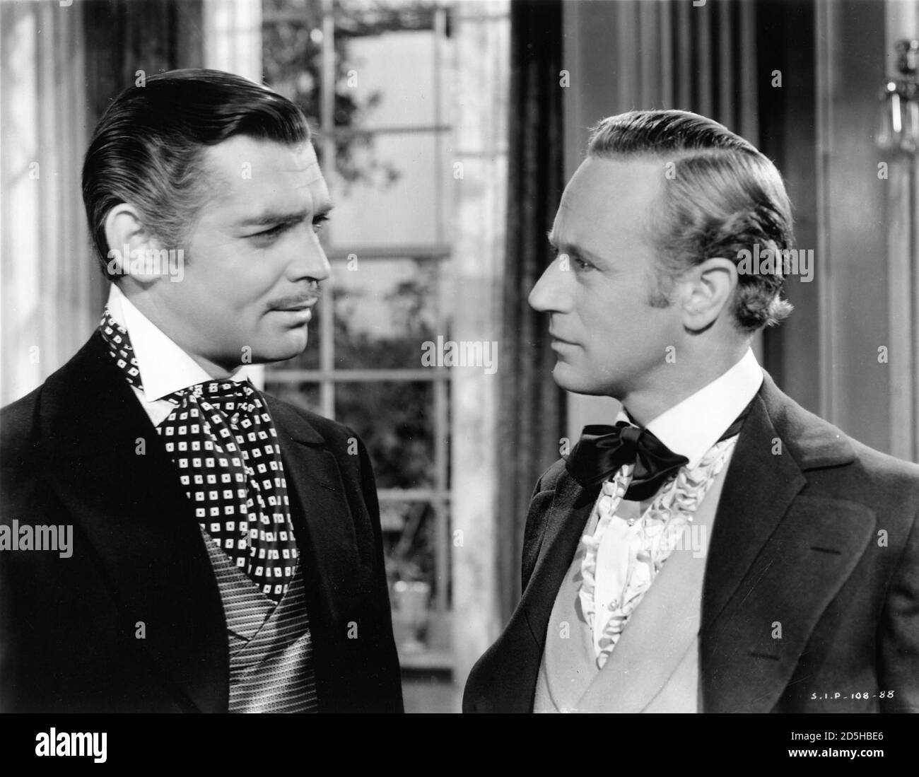 CLARK GABLE and LESLIE HOWARD in GONE WITH THE WIND 1939 director VICTOR FLEMING novel Margaret Mitchell music Max Steiner costumes Walter Plunkett  producer David O. Selznick Selznick International Pictures / Metro Goldwyn Mayer Stock Photo