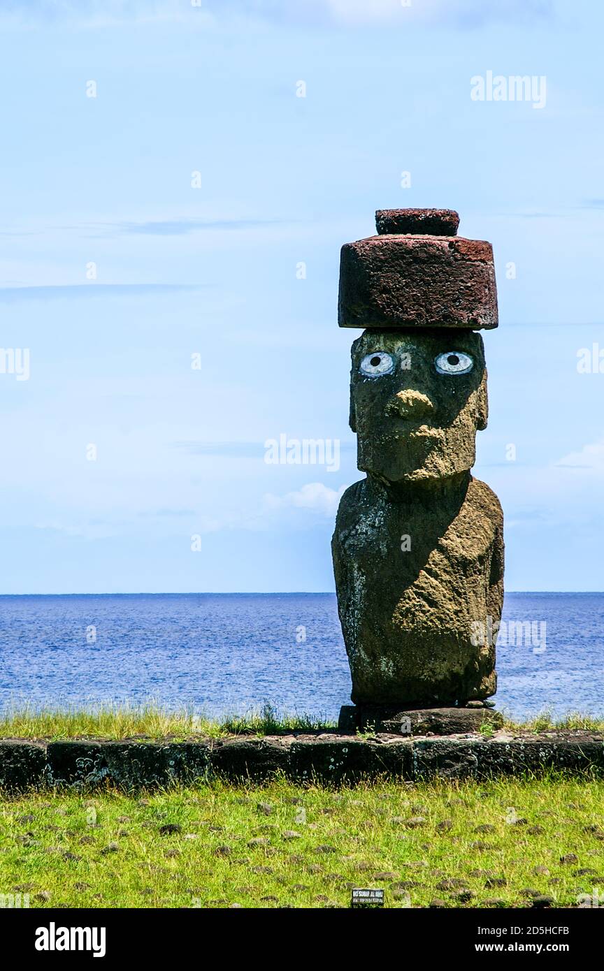 Moai on Easter Island, Rapa Nui; Valparaíso Region; Chile; Isla de Pascua. Aha Tahai ceremonal complex. This Moai, Ko Te Riku, is the only one with pa Stock Photo