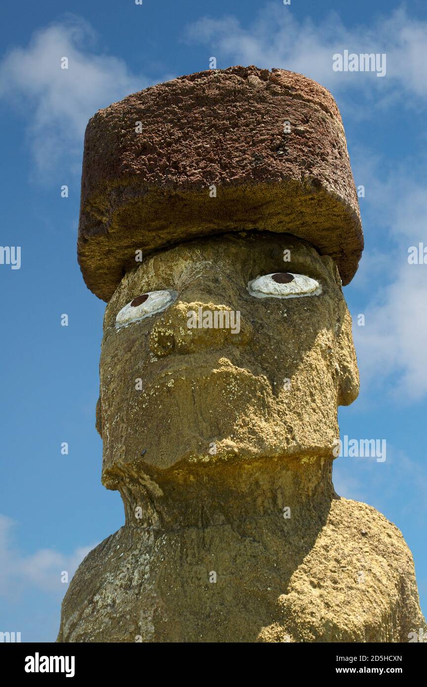 Moai on Easter Island, Rapa Nui. Aha Tahai ceremonal complex. This Moai, Ko  Te Riku, is the only one with painted eyes and head-piece Stock Photo -  Alamy