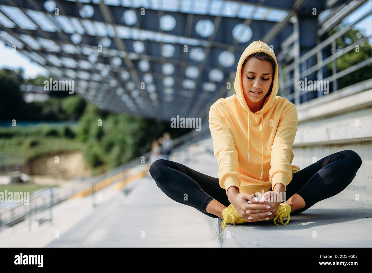 Athletic woman in yellow hi-res stock photography and images - Alamy
