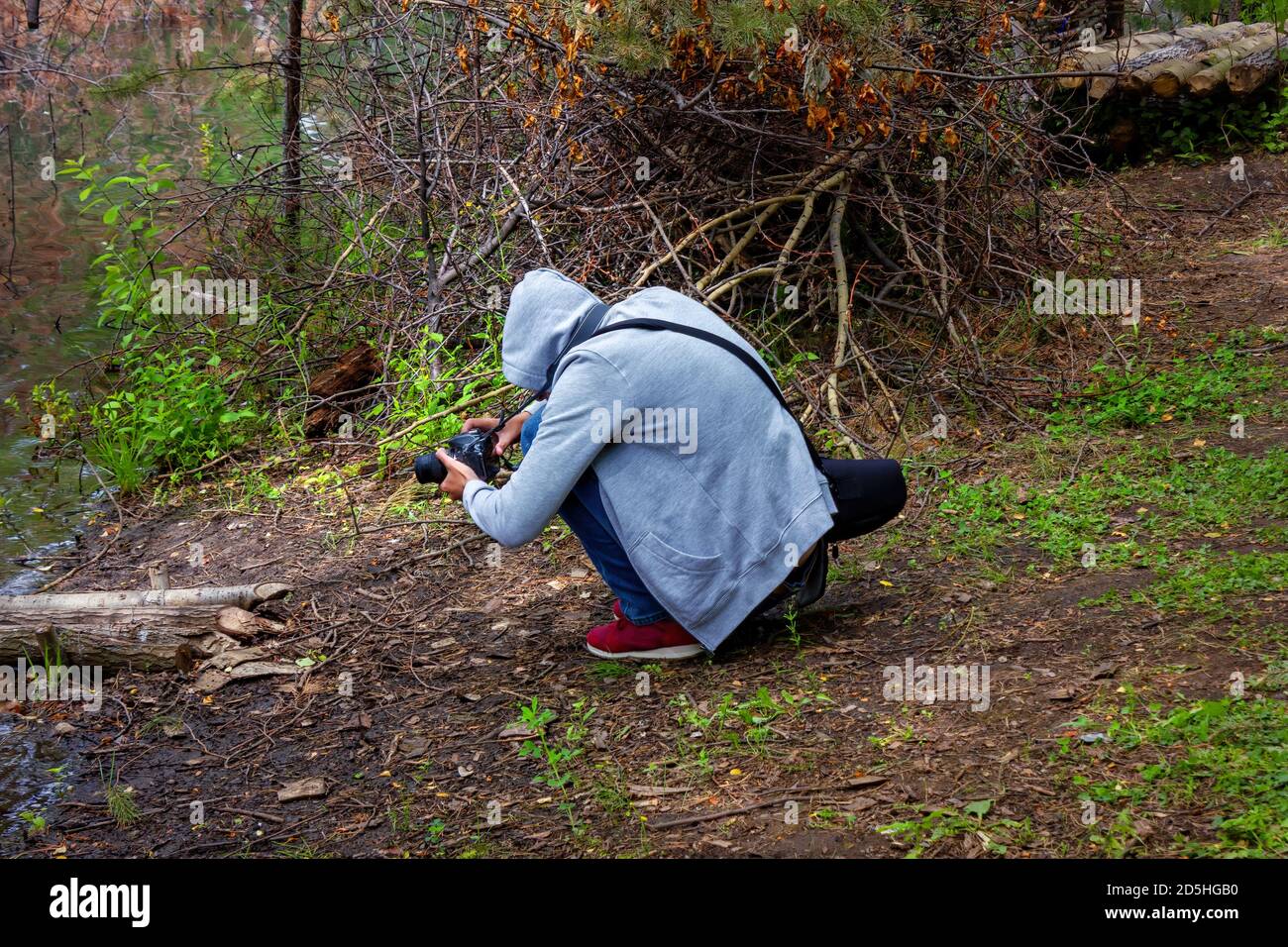 Man shooting video in nature hi-res stock photography and images - Alamy