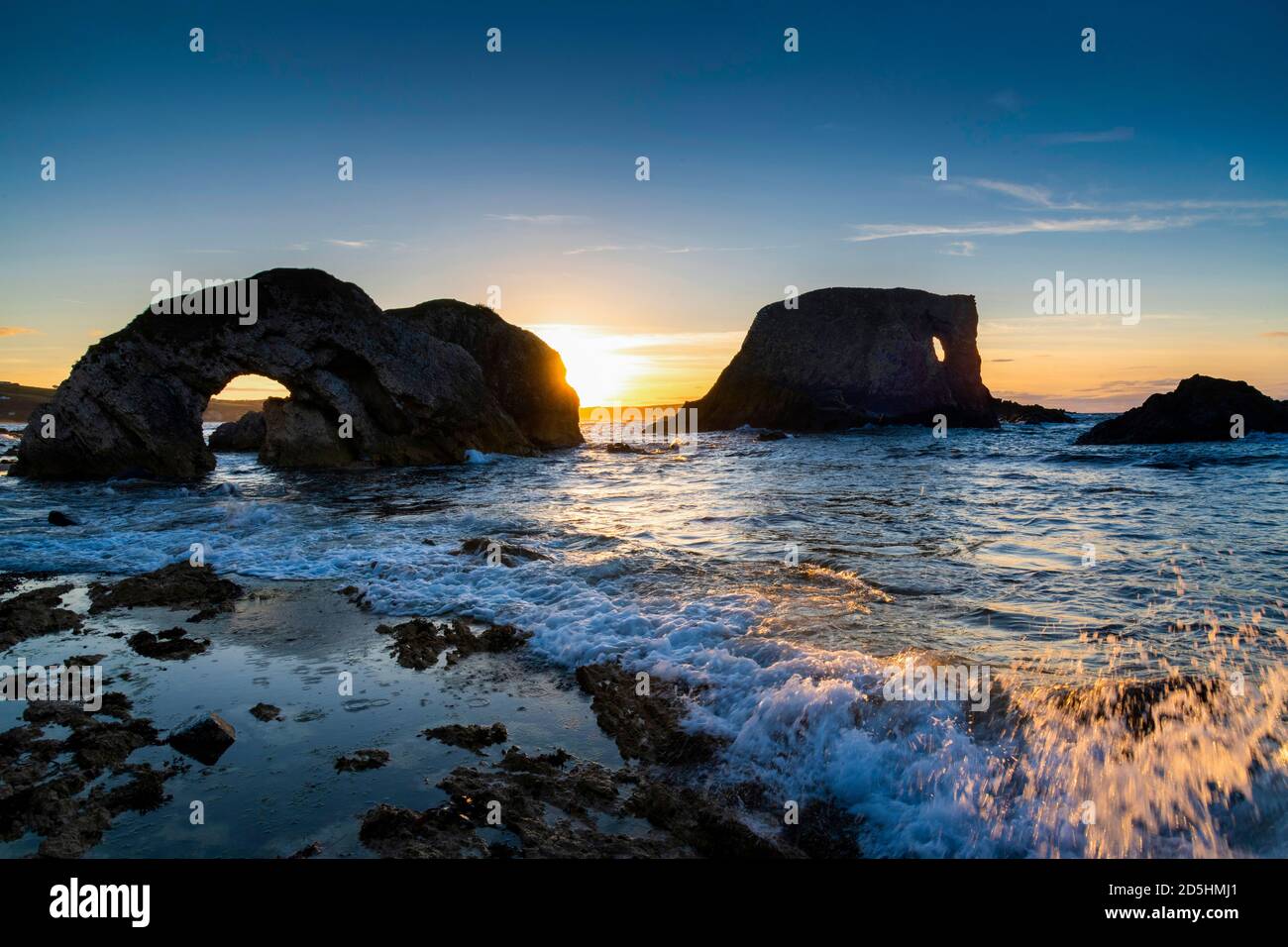 Elephant rock and Great Arch at Ballintoy at Sunset, Causeway Coast, Northern Ireland Stock Photo