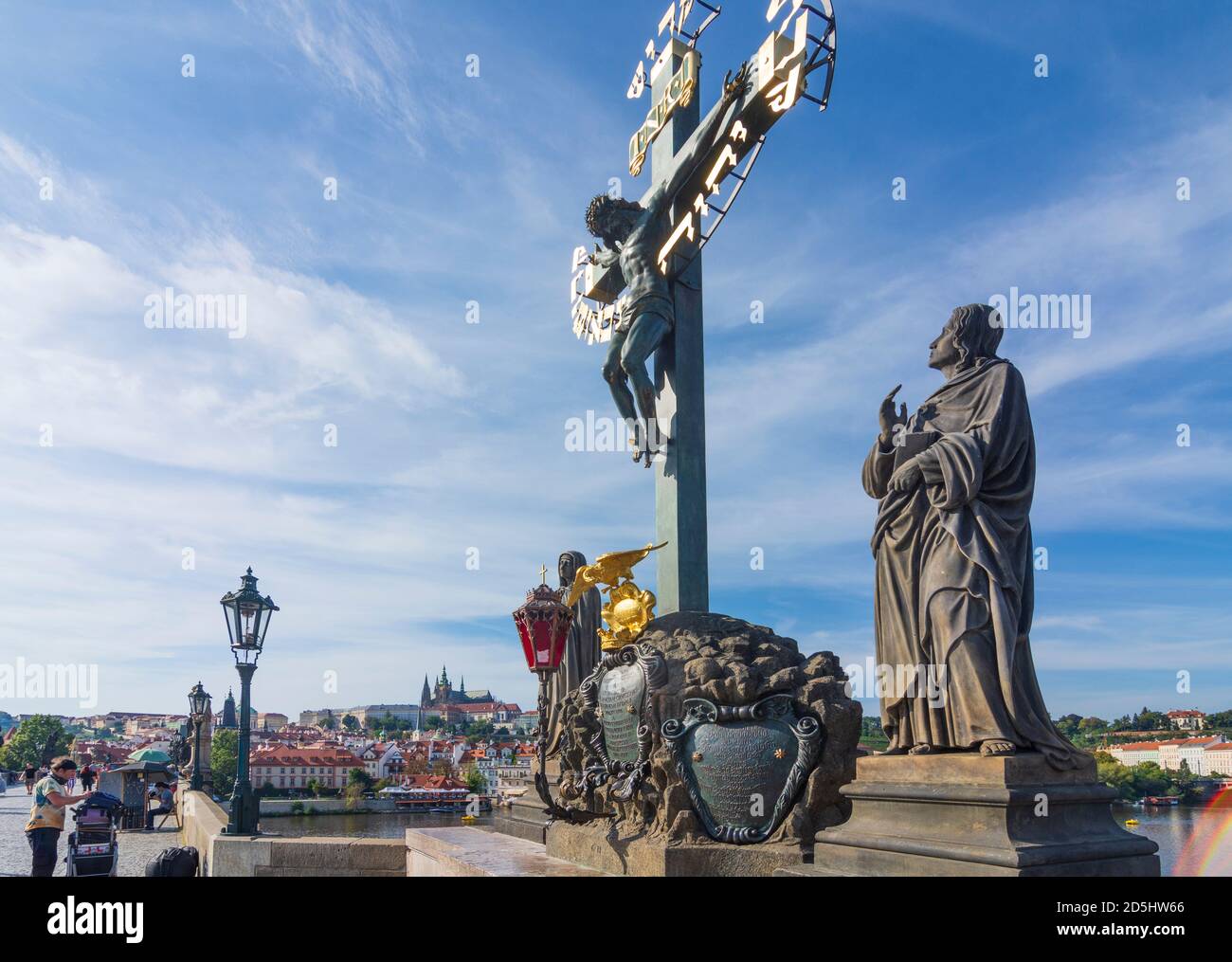 Praha: Charles Bridge (Karlův most, Karlsbrücke), Statuary of the Holy Crucifix and Calvary in Vltava, Moldau, Praha, Prag, Prague, Czech Stock Photo