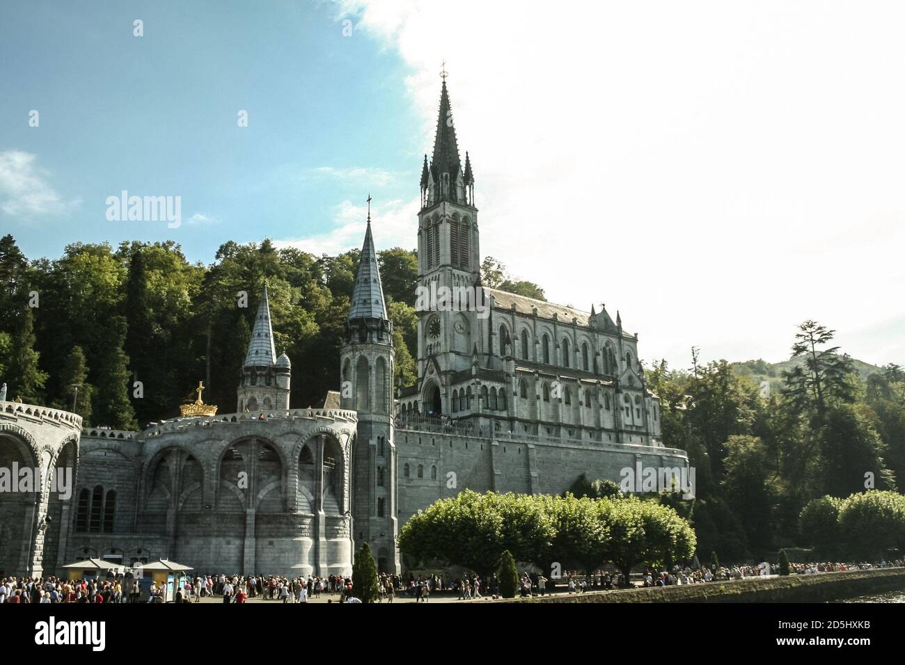 LOURDES, FRANCE AUGUST 22, 2006 Notre Dame du Rosaire basilica, or
