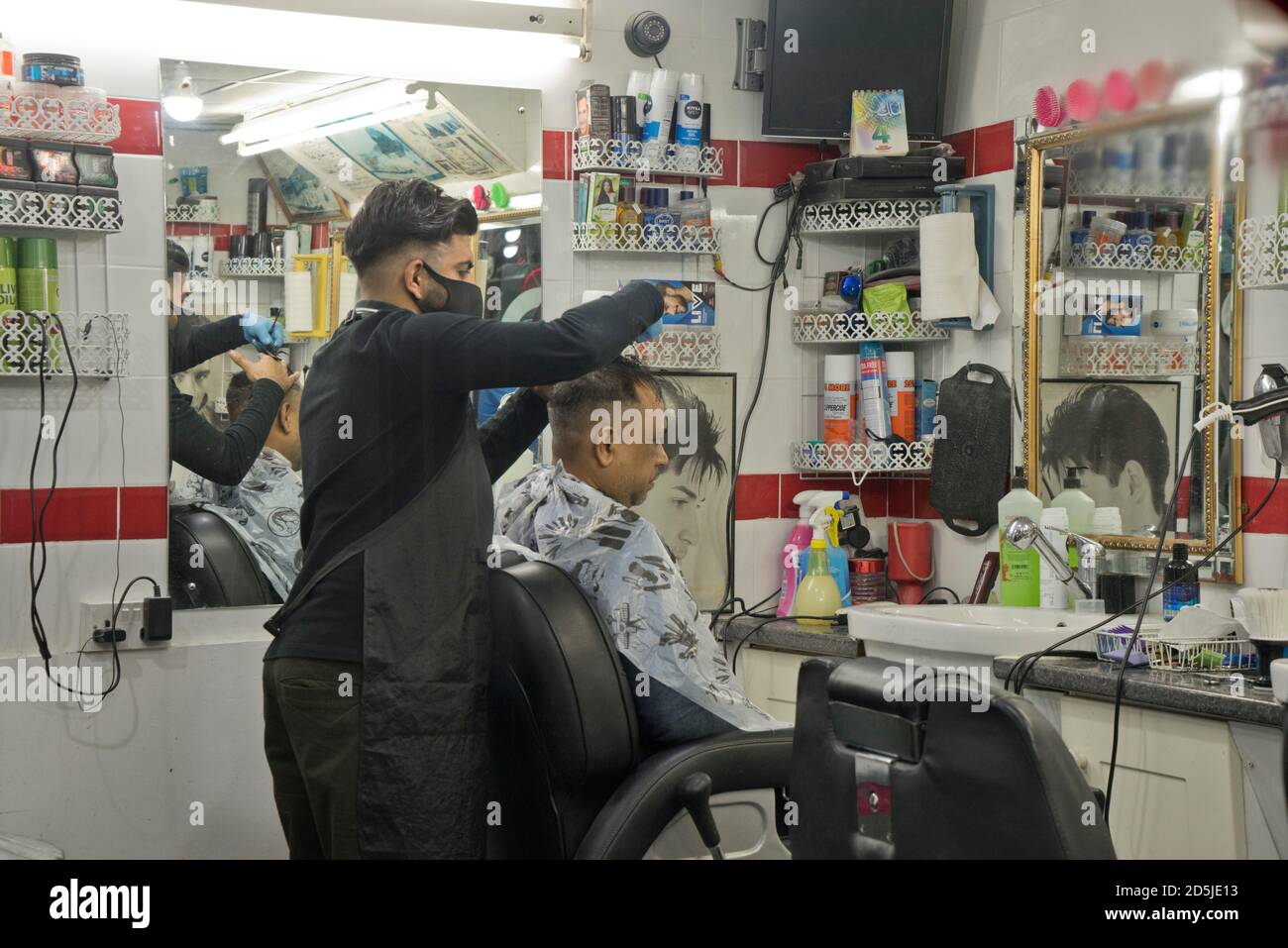 Page 2 - London Barber High Resolution Stock Photography and Images - Alamy