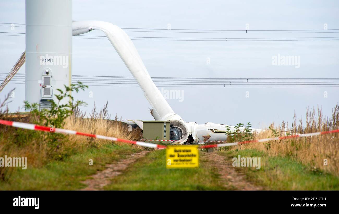 Schwanebeck in the Harz, Germany. 13th October, 2020. In Schwanebeck in the Harz district, the wings and rotor hub of a wind turbine fell 94 meters into the depth. The debris lies in a field, nobody was injured. The cause is still being investigated. Schwanebeck, Saxony-Anhalt, Germany. Credit: Mattis Kaminer/Alamy Live News Stock Photo