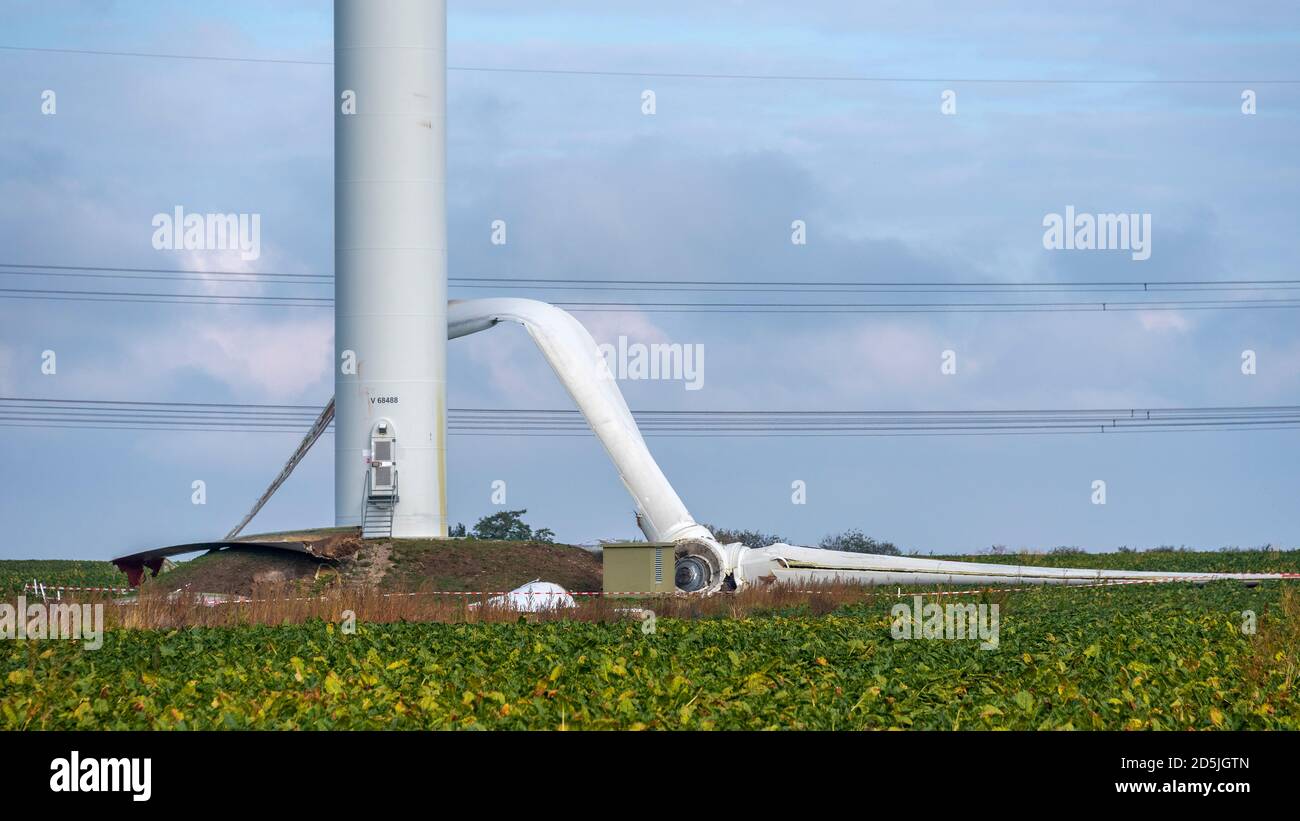 Schwanebeck in the Harz, Germany. 13th October, 2020. In Schwanebeck in the Harz district, the wings and rotor hub of a wind turbine fell 94 meters into the depth. The debris lies in a field, nobody was injured. The cause is still being investigated. Schwanebeck, Saxony-Anhalt, Germany. Credit: Mattis Kaminer/Alamy Live News Stock Photo