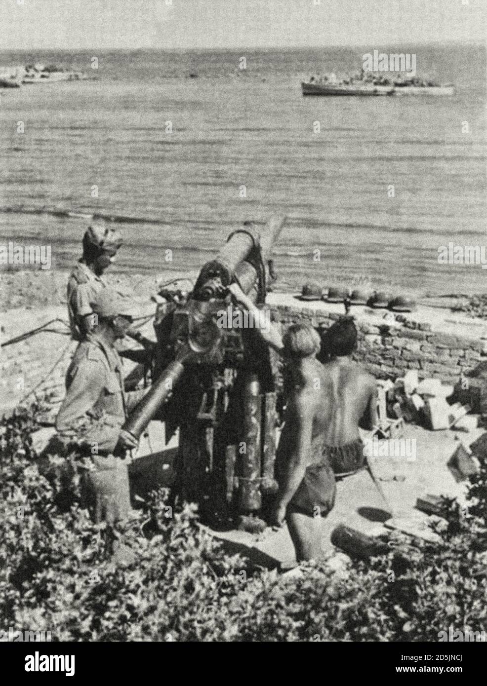 The German soldiers are using the captured Soviet 76.2-mm 3-K anti-aircraft gun of the 1931 model in Sevastopol. Sevastopol, Crimea, Russia. 1942 Stock Photo