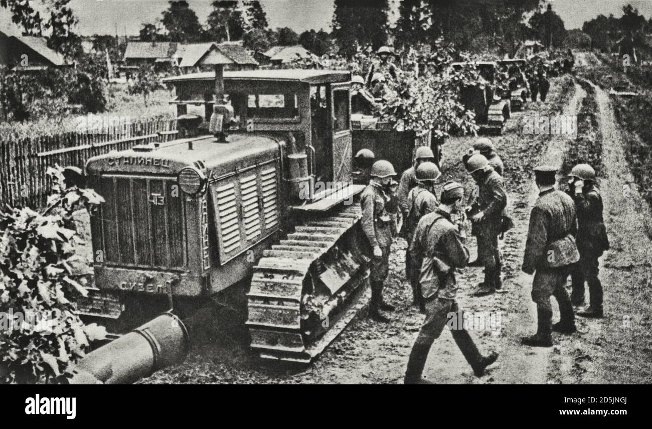 Crews of Soviet caterpillar tractors “Stalinets” of 152 mm M-10 howitzers. USSR. August 1941 Stalinets-65 (S-65) is a model of a tractor manufactured Stock Photo