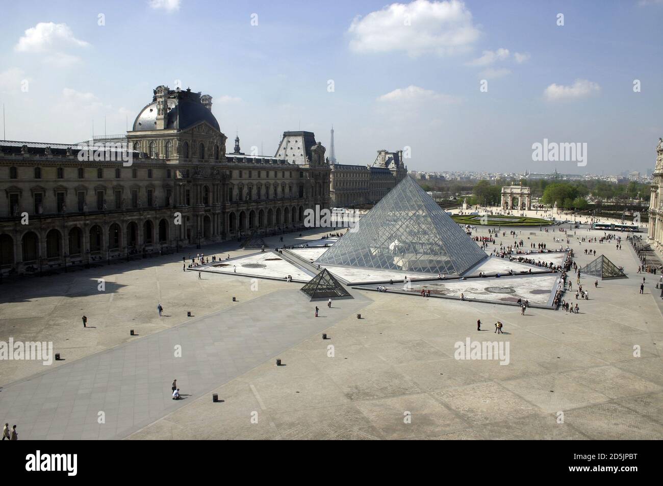 Paris, France - April 1, 2005: the Louvre museum Stock Photo - Alamy