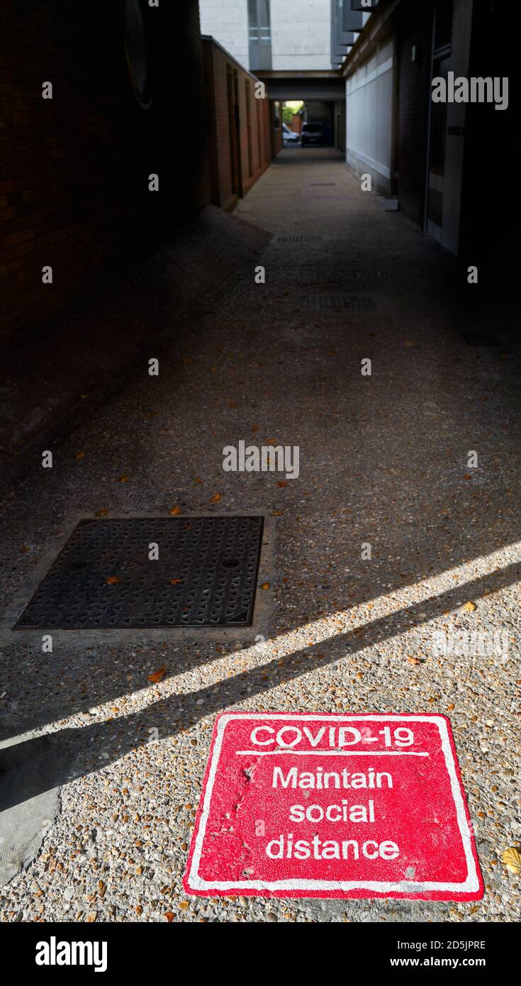 'Maintain social distance' notice paianted on the pavement at Cambridge, England, during the coronavirus crisis, October 2020. Stock Photo