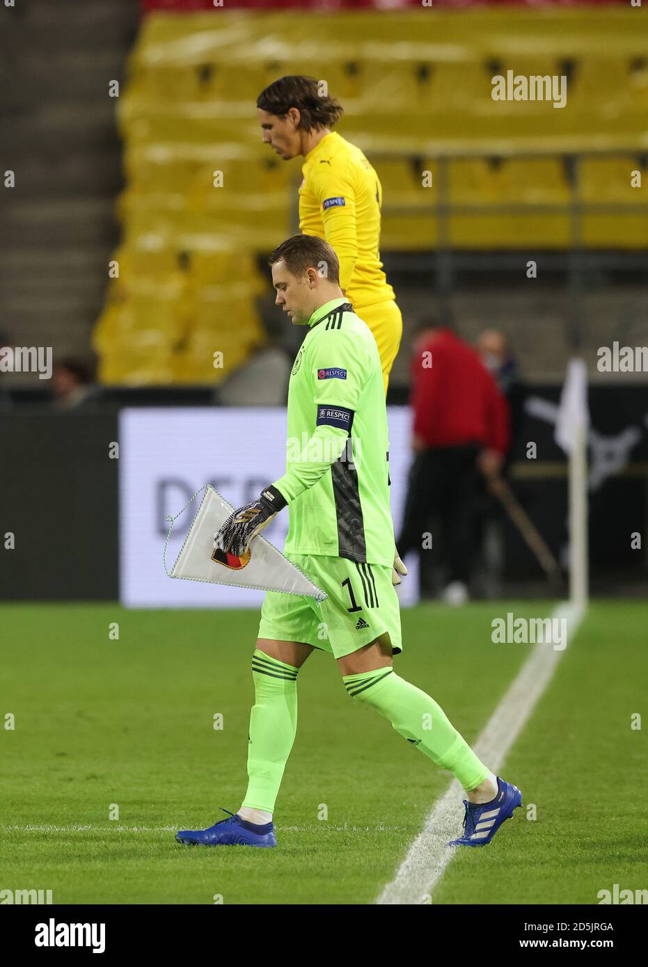 firo: 13.10.2020 Football, Soccer: UEFA NATIONS LEAGUE, Landerspiel  Nationalmannschaft Germany, GER - Switzerland, SUI 3: 3 goalwart Manuel  NEUER, GER, running in, behind goalwart Yann SOMMER, SUI | usage worldwide  Stock Photo - Alamy