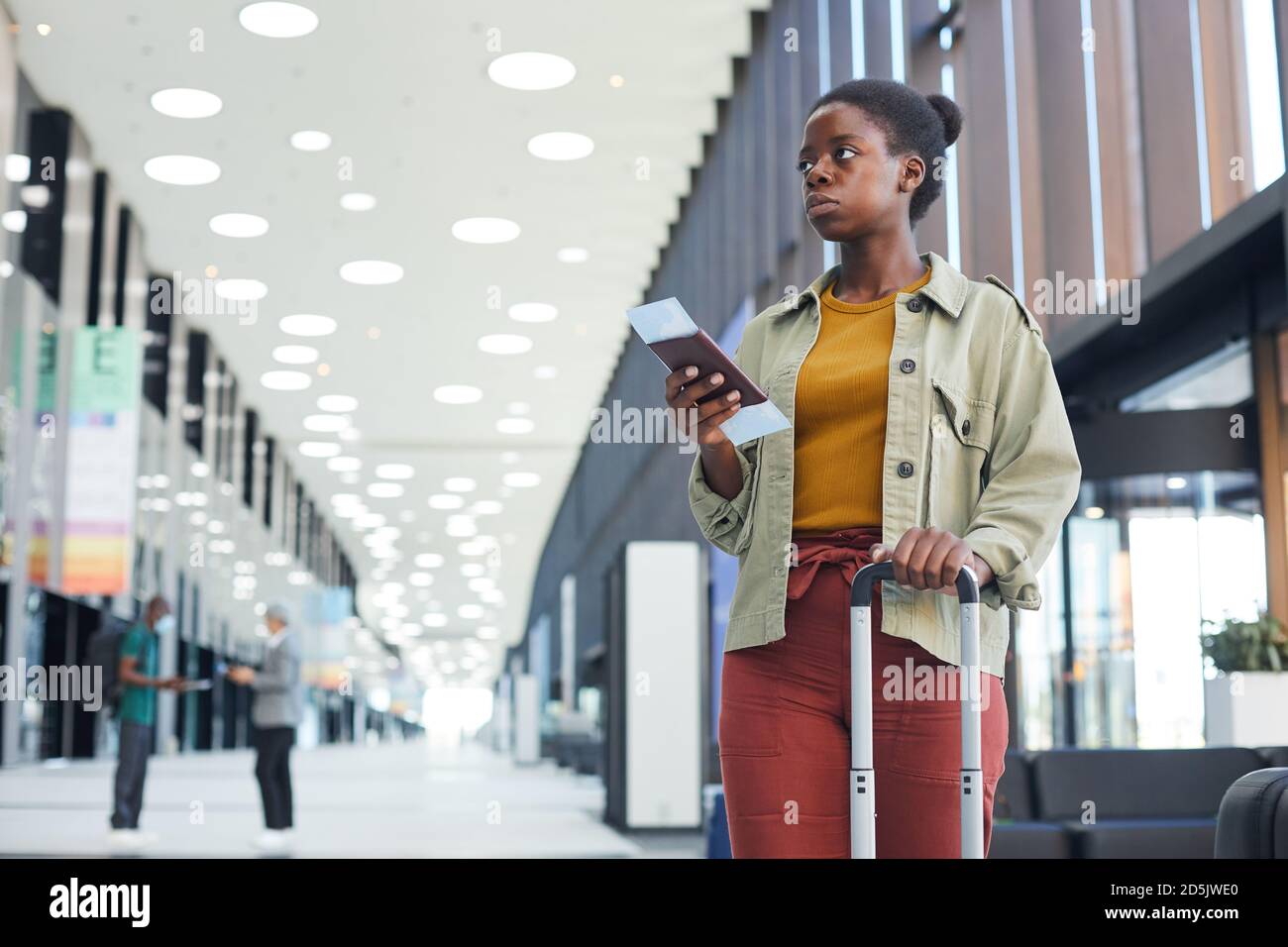 African woman luggage airport hi-res stock photography and images - Alamy