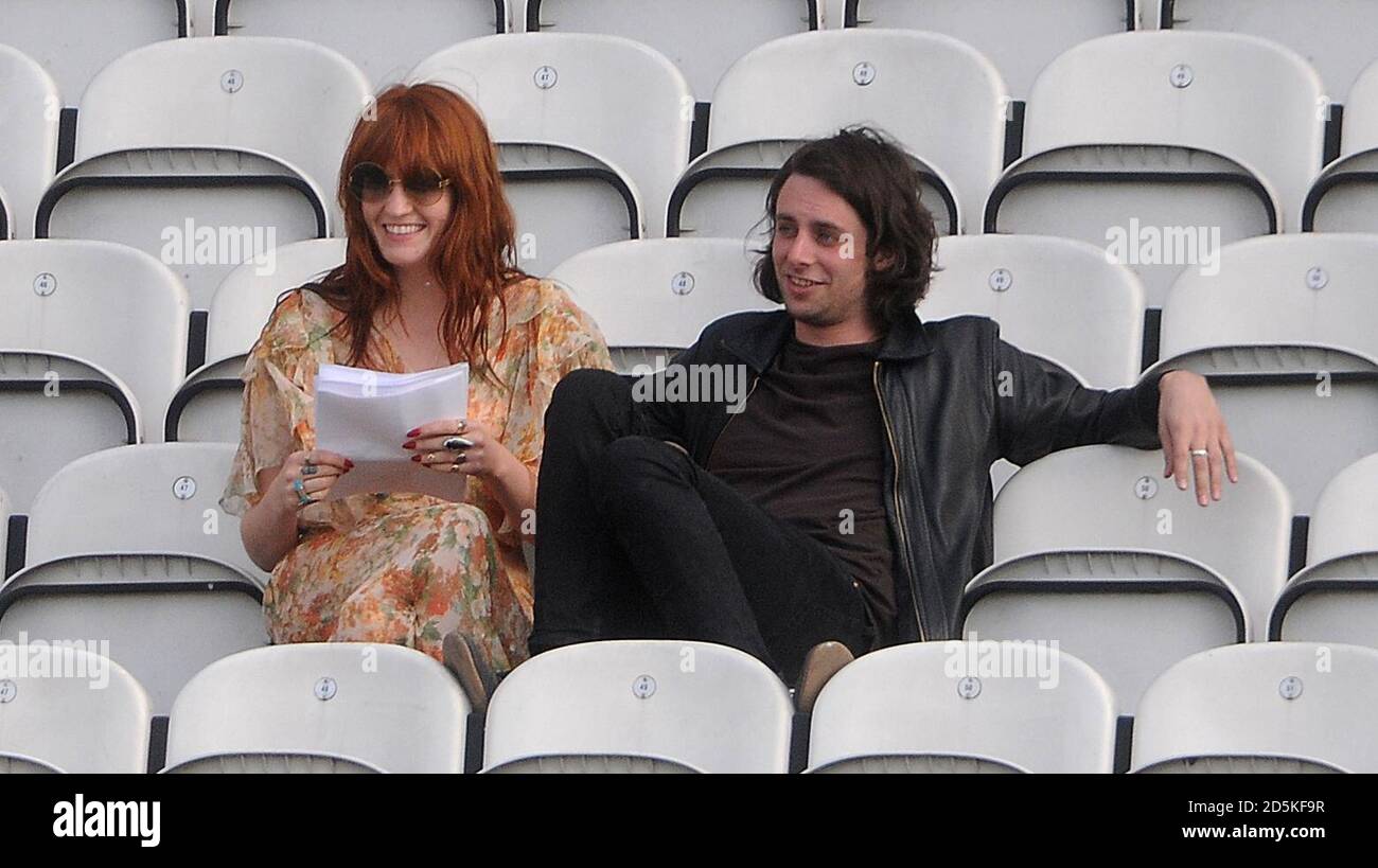 Florence Welch (left) from the band 'Florence + The Machine' and Maccabees  singer Felix White enjoying the action between Surrey and Sussex at the Kia  Oval Stock Photo - Alamy