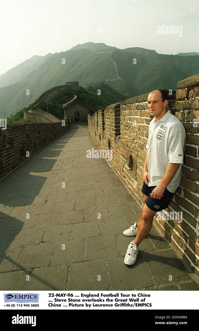 Steve Stone leans against the Great Wall of China Stock Photo