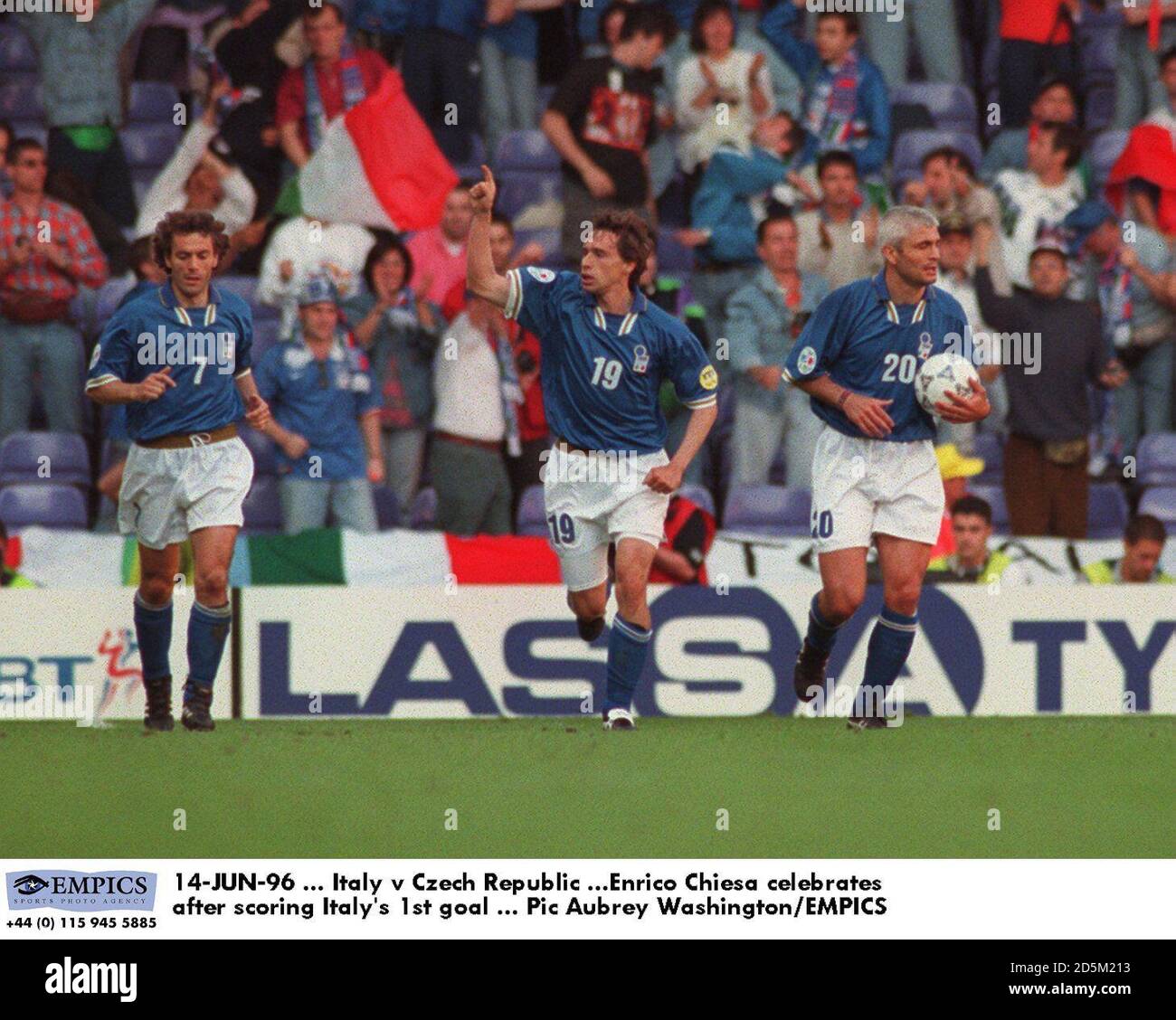 14-JUN-96 ... Italy v Czech Republic ... Radek Bejbl is mobbed after  scoring the Czech Rep's 2nd goal Stock Photo - Alamy