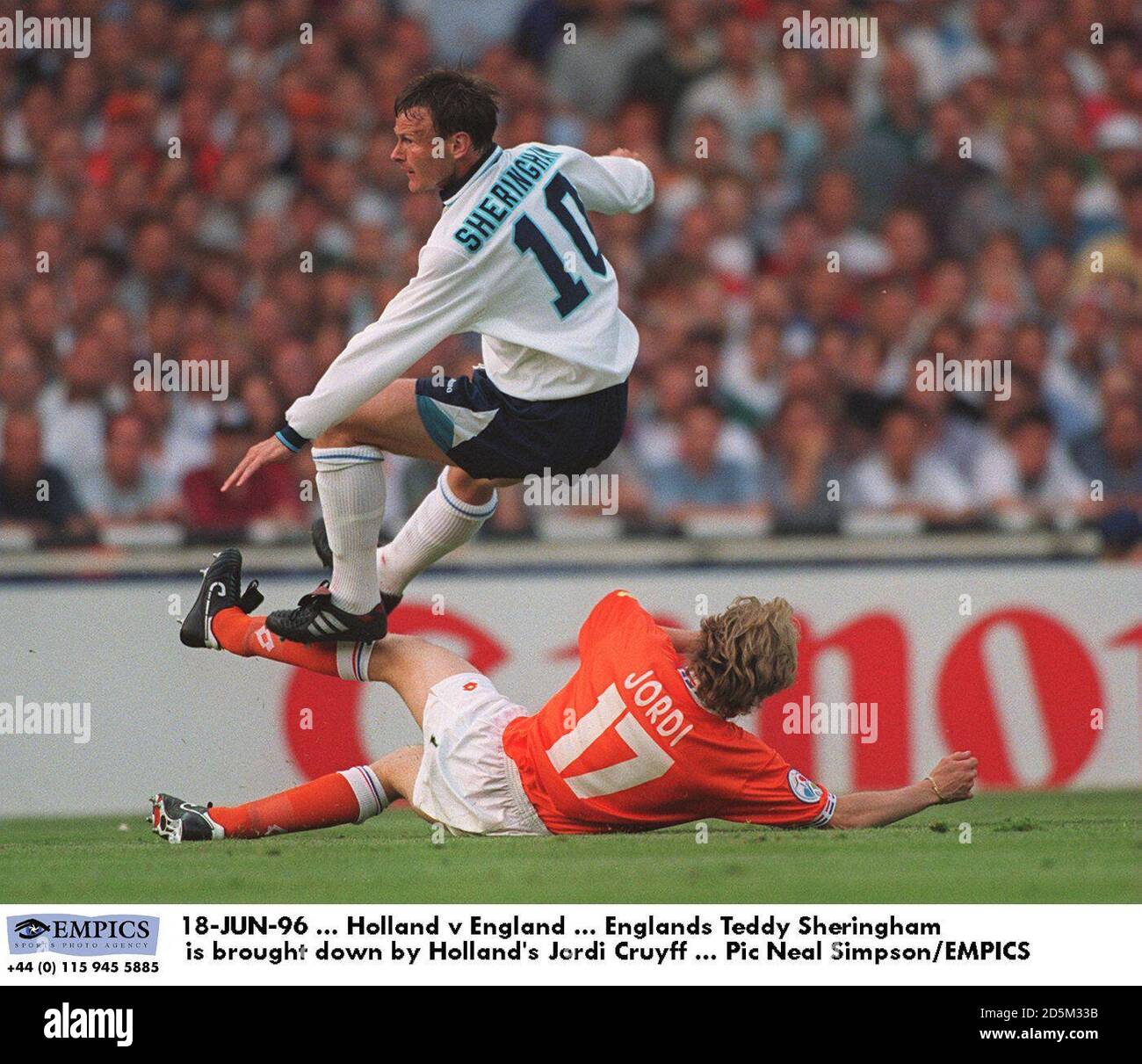 голландцы и португальцы в малайзии. лига голландии по футболу. Holland england. Holland england. соревнование португальцев и голландцев.