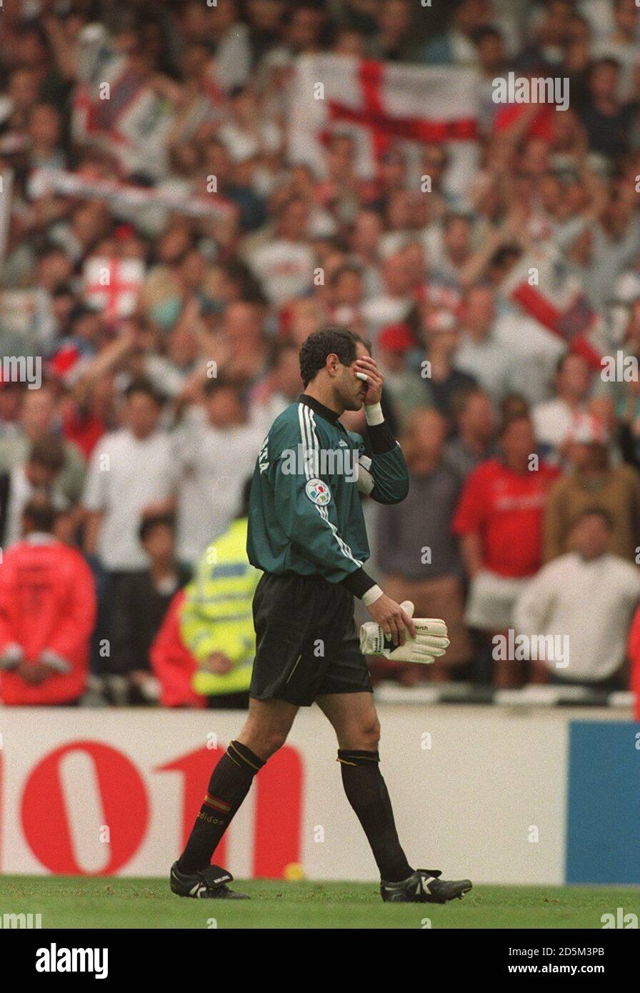 22-JUN-96 ..England v Spain ... Spain's Andoni Zubizarreta walks off dejected after losing to England Stock Photo