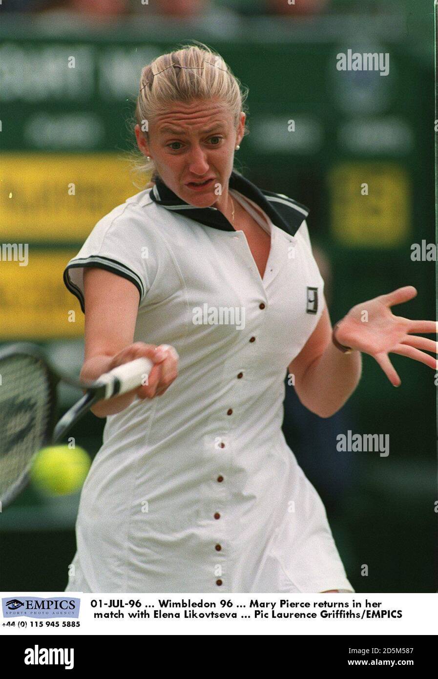 01-JUL-96 ... Wimbledon 96 ... Mary Pierce returns in her match with Elena Likovtseva Stock Photo