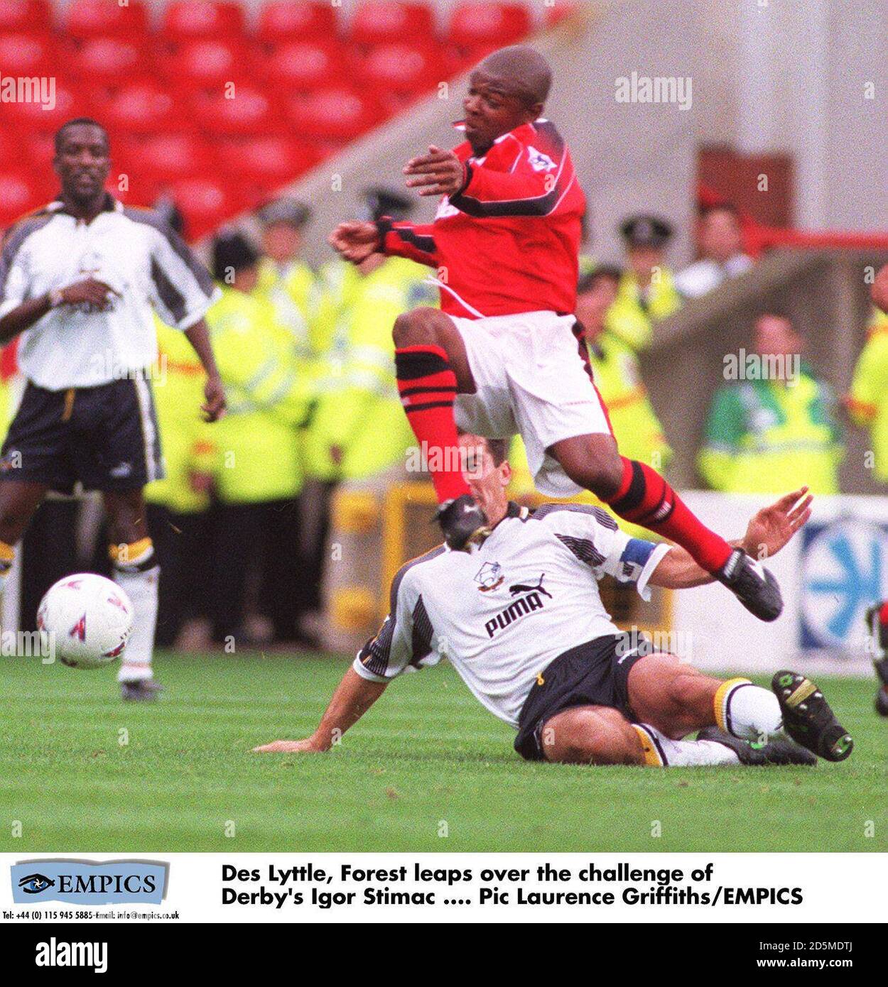 Des Lyttle, Forest leaps over the challenge of Derby's Igor Stimac Stock Photo