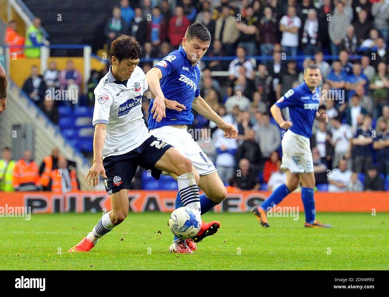 Bolton Wanderers' Lee Chung-Yong and Birmingham City's Callum Reilly Stock Photo