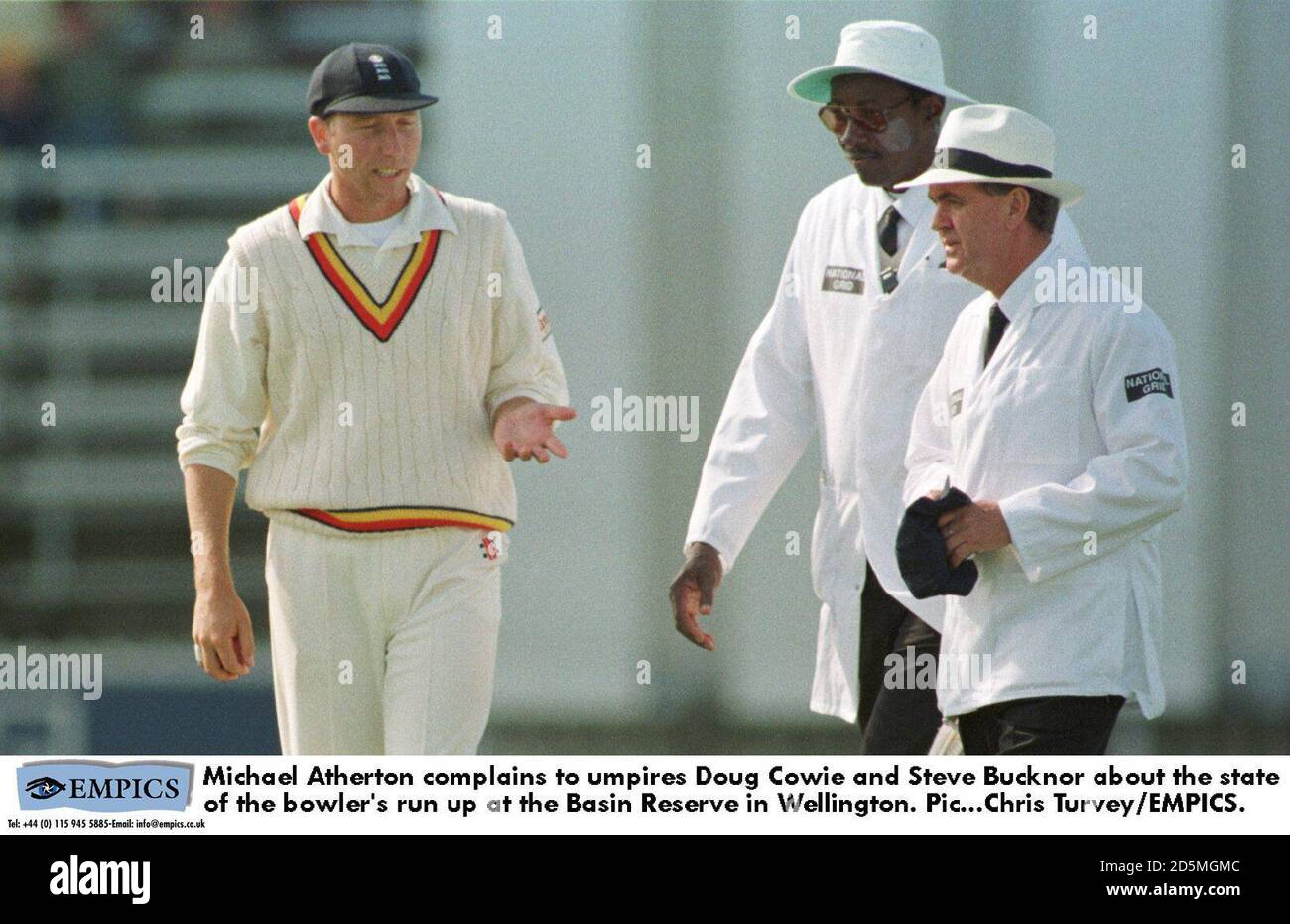 Cricket umpires hi-res stock photography and images - Alamy