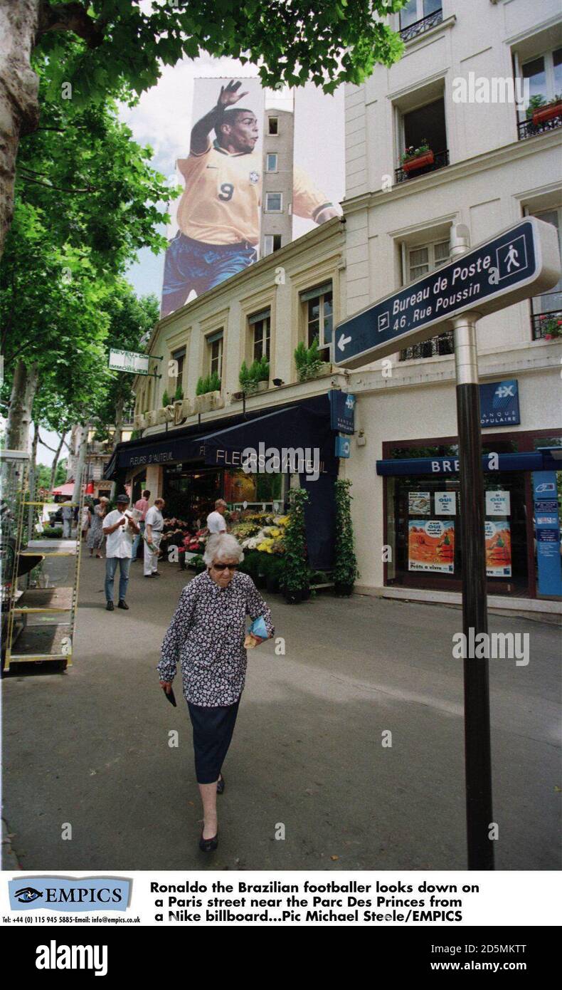 Ronaldo the Brazilian footballer looks down onr a Paris street near the  Parc Des Princes fromr a Nike billboard Stock Photo - Alamy