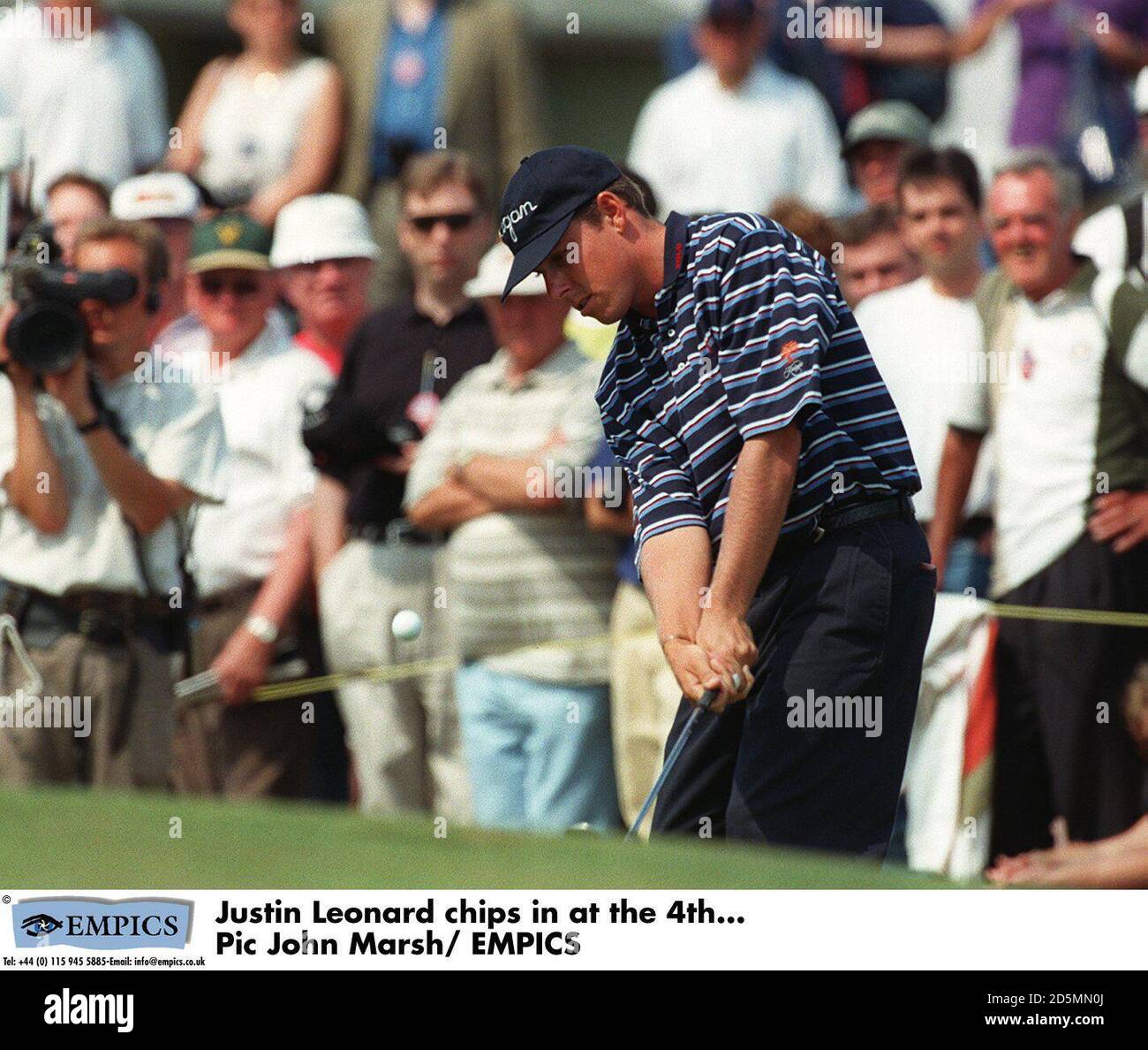 Justin Leonard chips in at the 4th Stock Photo Alamy