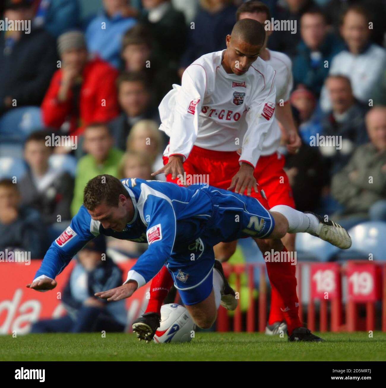 Oldham Athletic's Chris Killen and Brentford's Darren Pratley battle for the ball Stock Photo