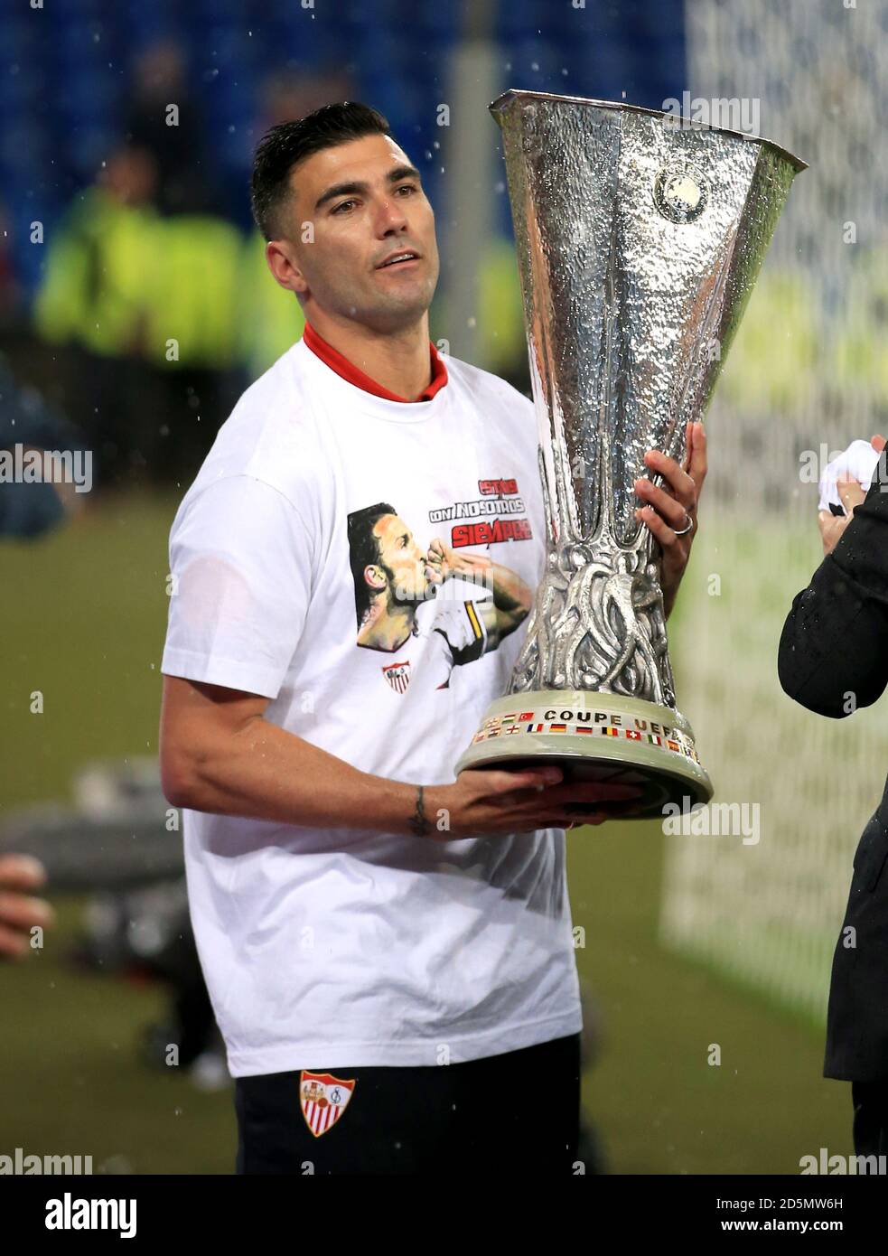 Caso Wardian Espacioso interrumpir Sevilla's Jose Antonio Reyes celebrates with the Europa League trophy Stock  Photo - Alamy