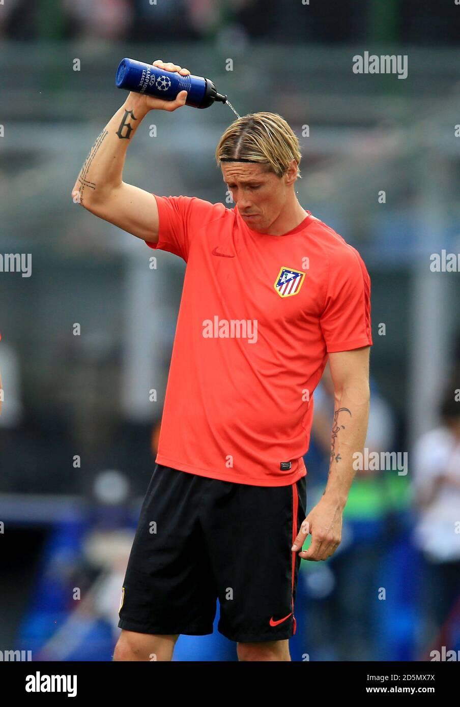 Atletico Madrid's Fernando Torres squirts water onto his head Stock Photo