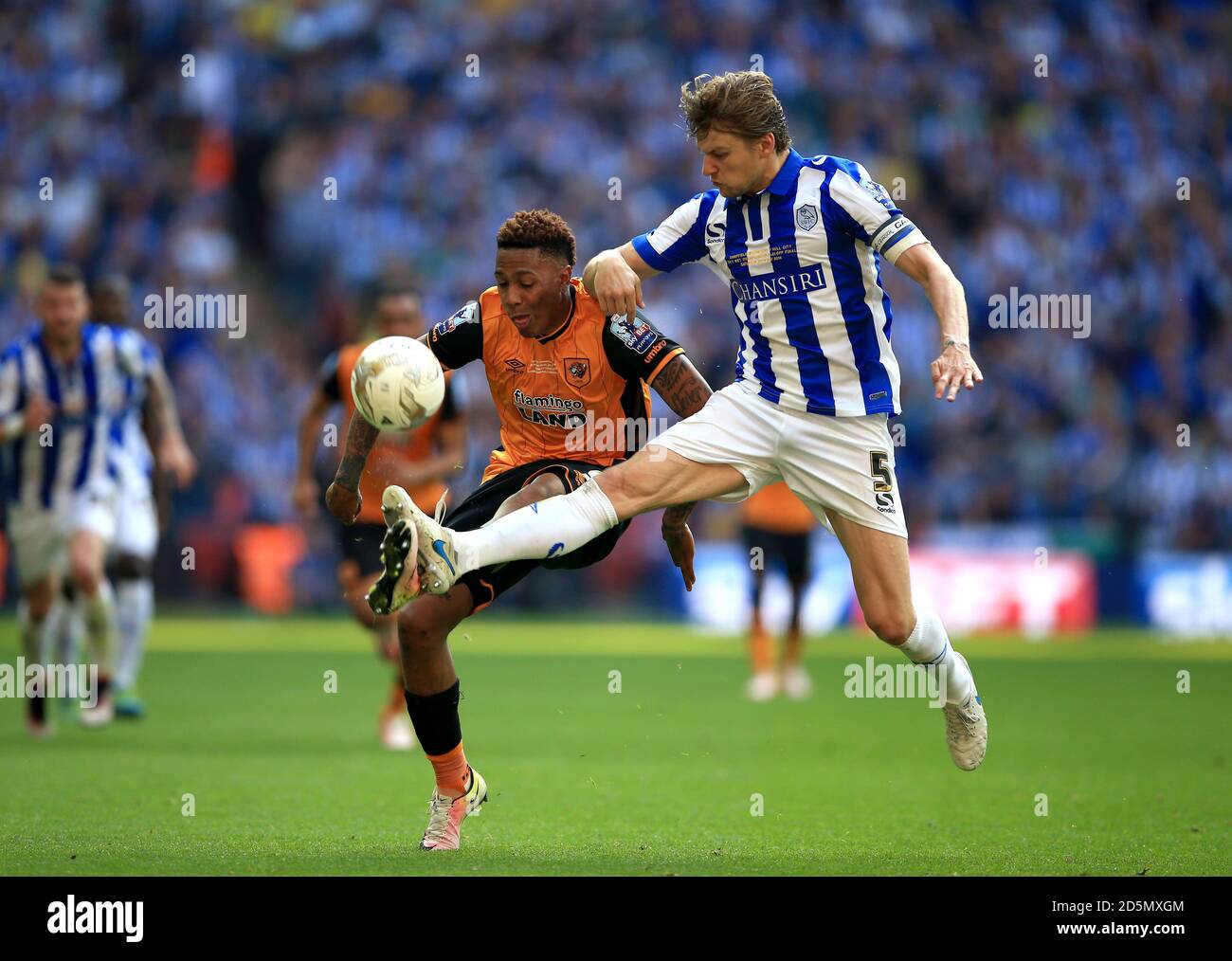 Sheffield Wednesday's Glenn Loovens (right) and Hull City's Abel Hernandez battle for the ball Stock Photo