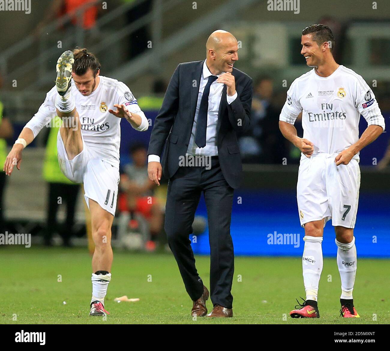 Real Madrid's Gareth Bale and Cristiano Ronaldo (right) with manager  Zinedine Zidane (centre) during half-time in extra-time Stock Photo - Alamy