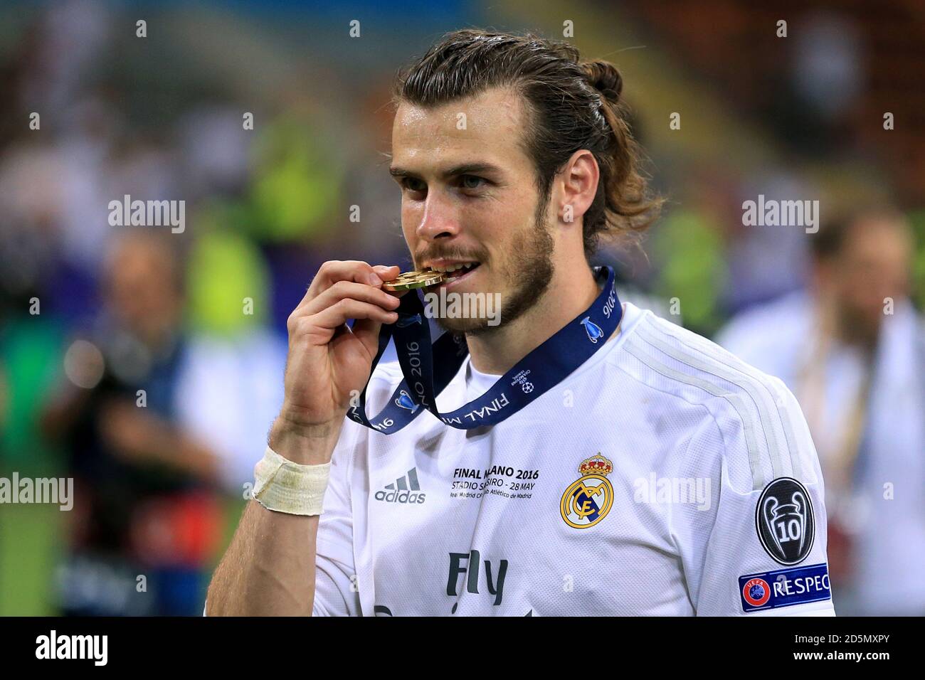 Real Madrid's Gareth Bale celebrates with his winners' medal after victory  over Atletico Madrid Stock Photo - Alamy