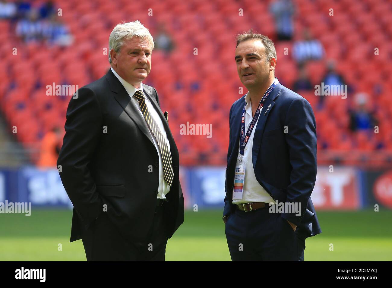 Hull City manager Steve Bruce (left) and Sheffield Wednesday manager Carlos Carvalhal before the game Stock Photo