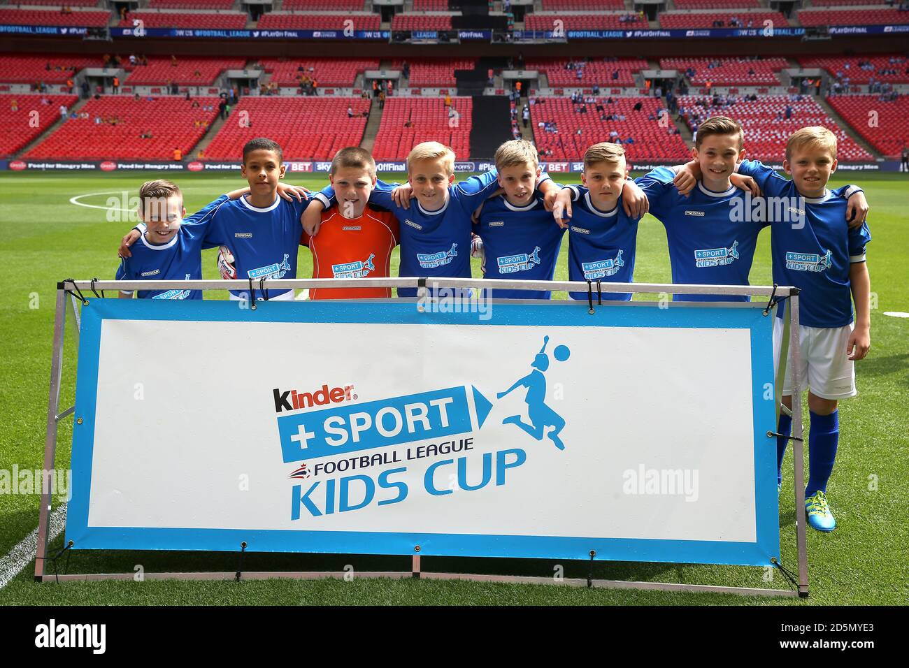 Britannia Primary School team group prior to the Kids Cup Final Stock Photo