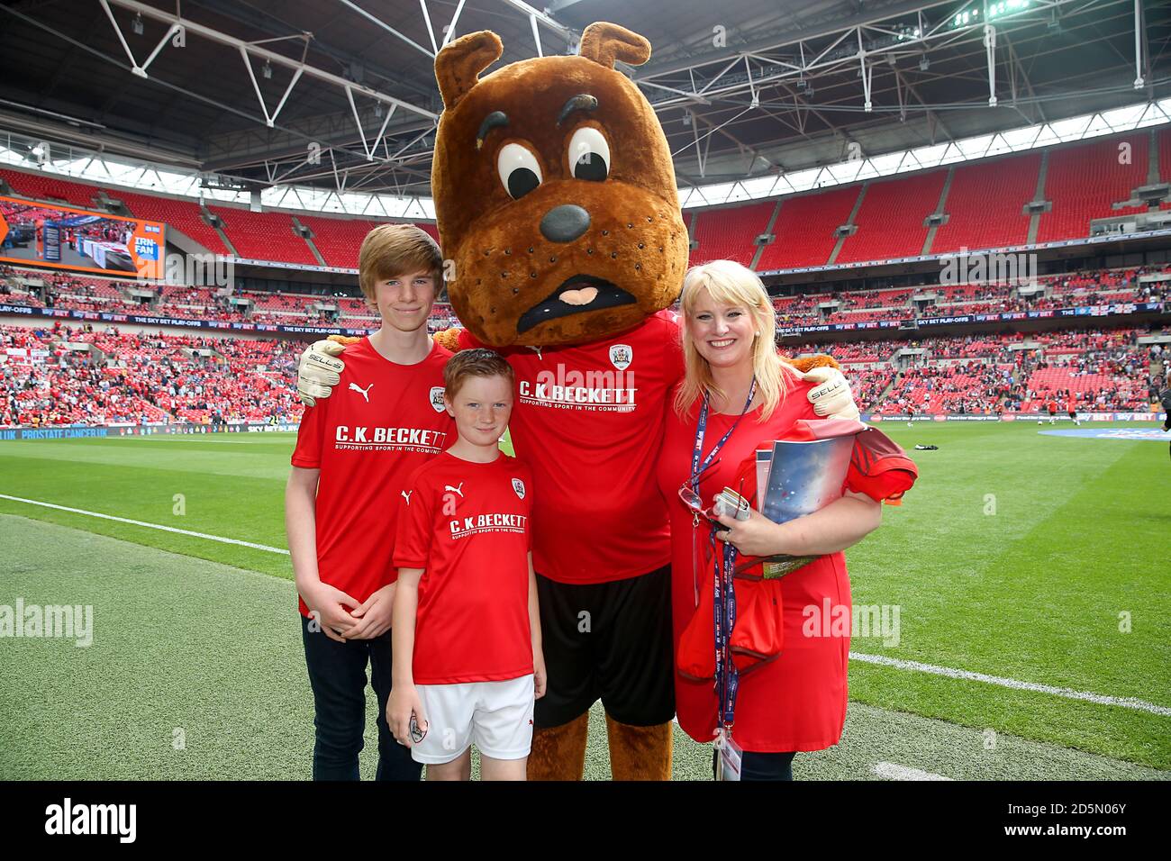 Young mascots with Barnsley Mascot Toby Tyke Stock Photo