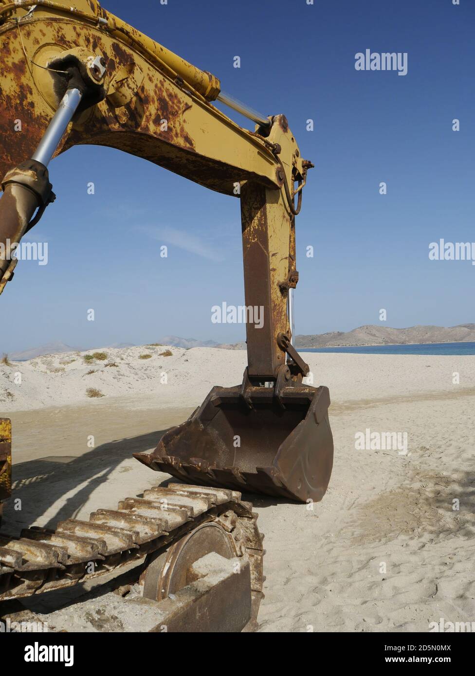 Alter Bagger auf der Insel Kos. Rostige Geräte im mediterranen Mittelmeer. Old excavator on the island of Kos. Rusty equipment in the Mediterranean Se Stock Photo