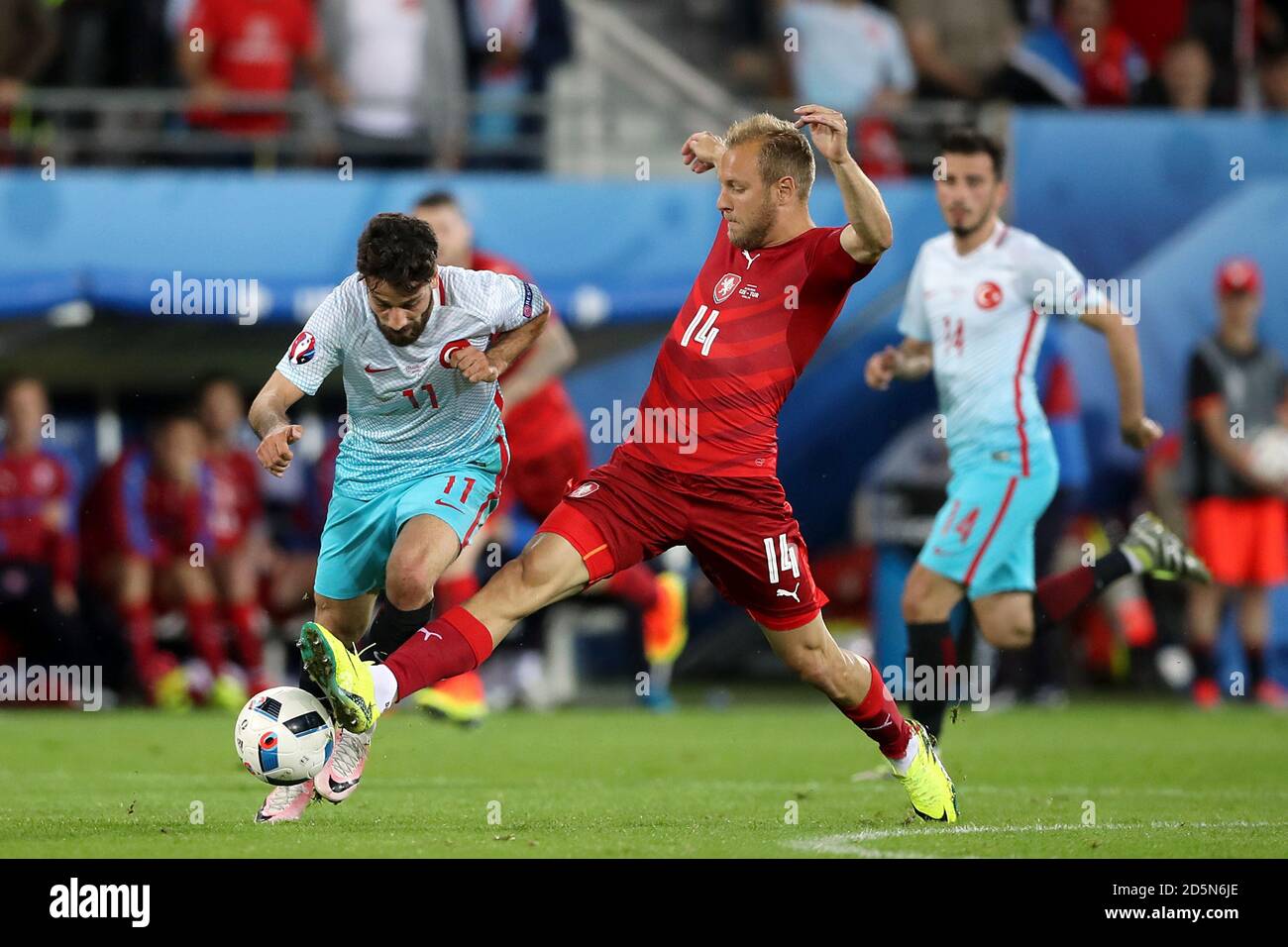 Turkey's Olcay Sahan and Czech Republic's Daniel Kolar (right0 battle ...