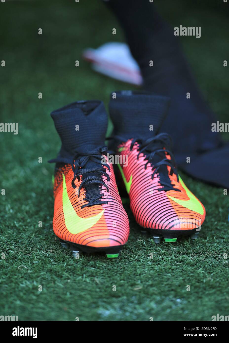 Llamarada Celebridad Señora A pair of orange Nike football boots Stock Photo - Alamy