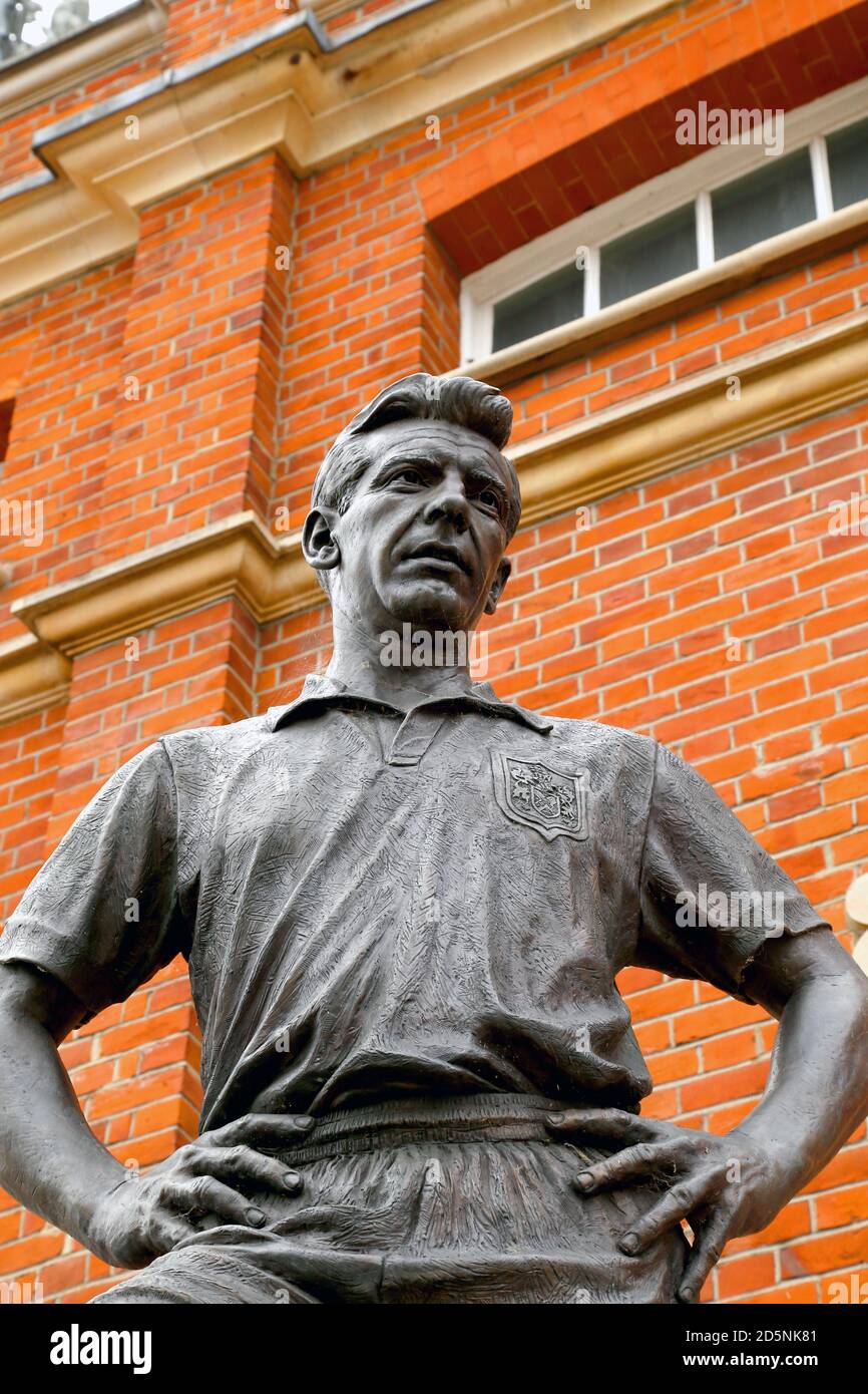 The Johnny Haynes Statue at Craven Cottage Stock Photo - Alamy