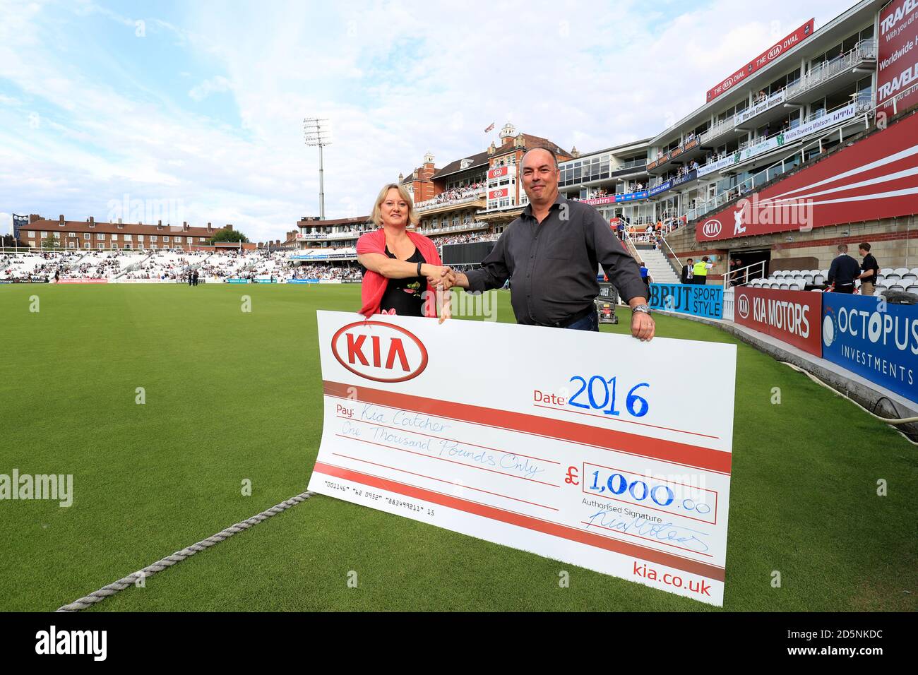Giant cheque hi-res stock photography and images - Alamy
